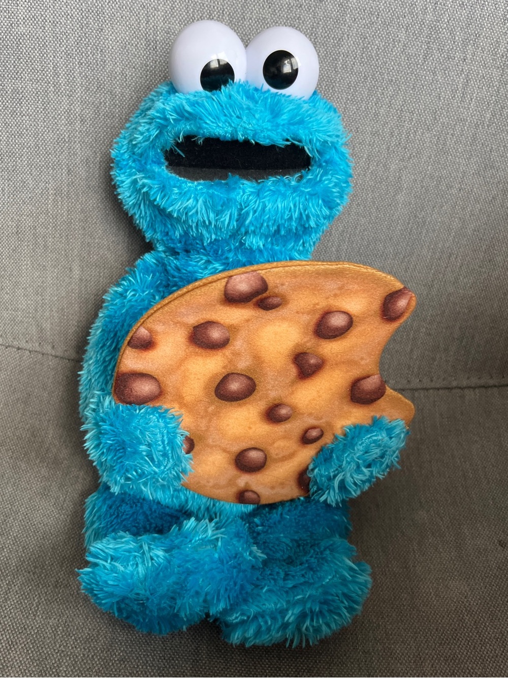 Hasbro Sesame Street Peekaboo Cookie Monster Talking Plush Toy 13”